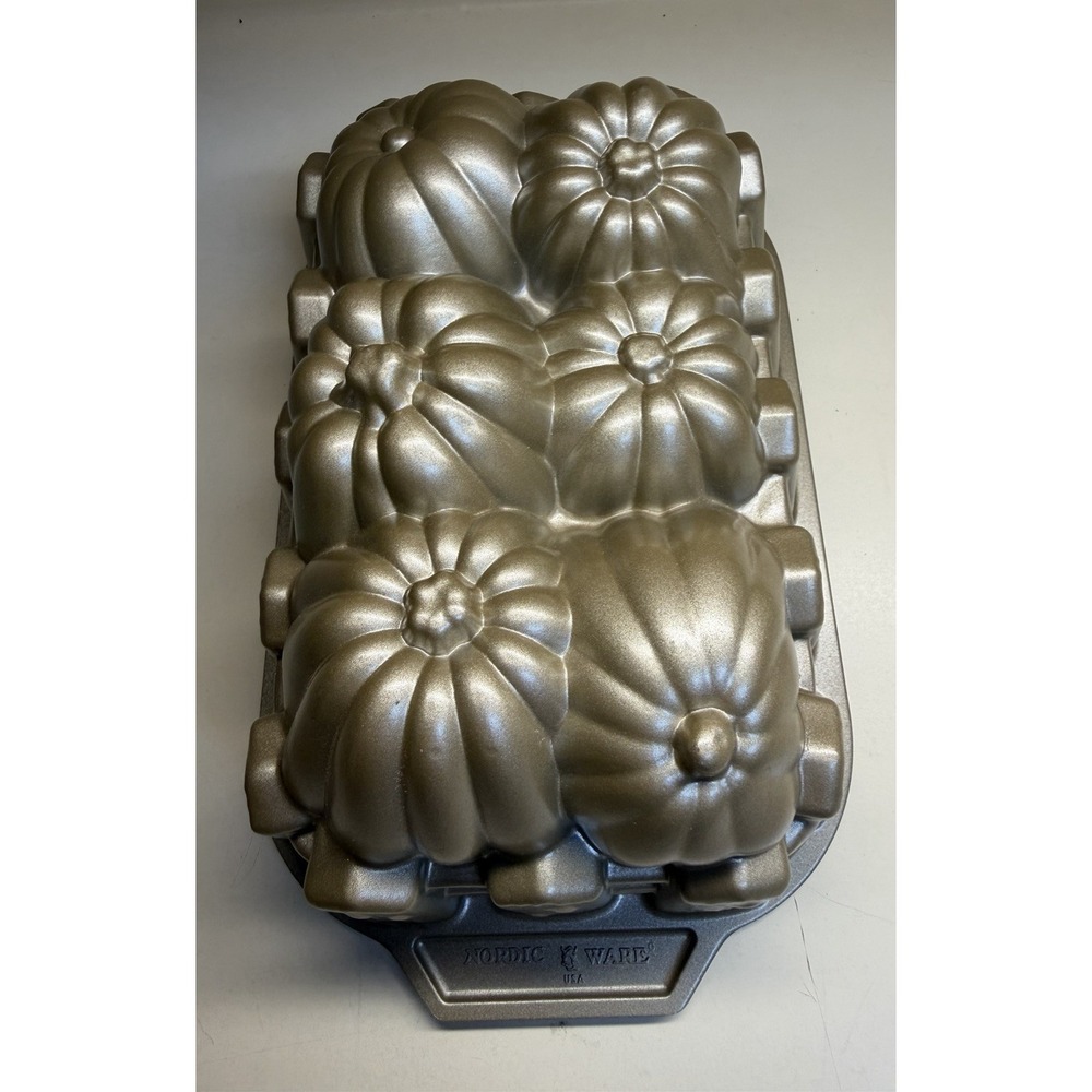 Nordic Ware Goldtone Pumpkin Harvest Loaf Pan 6 Cup 1.4L Fall Thanksgiving EUC - Picture 1 of 5